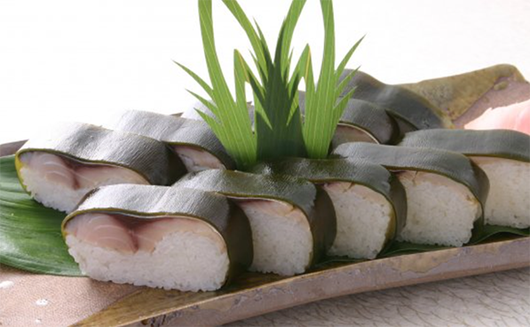 青板昆布仕立て　鯖姿寿司